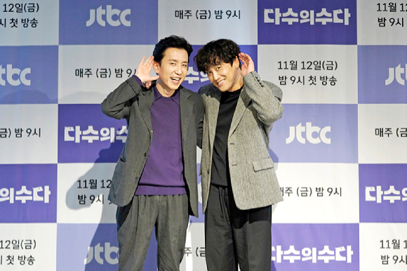 유희열과 차태현이 11일 JTBC '다수의 수다' 제작발표회에 참석해 포즈를 취하고 있다. [사진=JTBC]