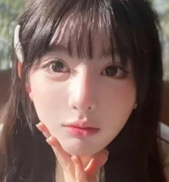 메이크업을 한 것이 예쁘장한 외모의 중국 여대생이 눈길을 끌고 있다. 사진은 후신이. [사진=바이두]