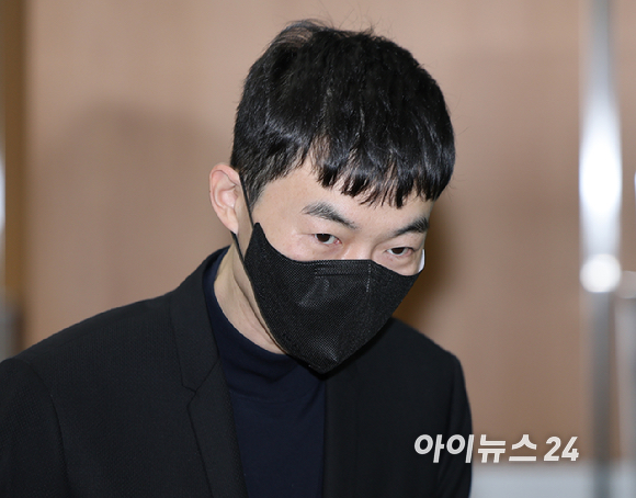 수능 모의고사 문항 거래 혐의를 받는 강사 현우진이 24일 서울 서초구 서울중앙지방법원에서 열리는 공판에 출석하고 있다. [사진=사진공동취재단]