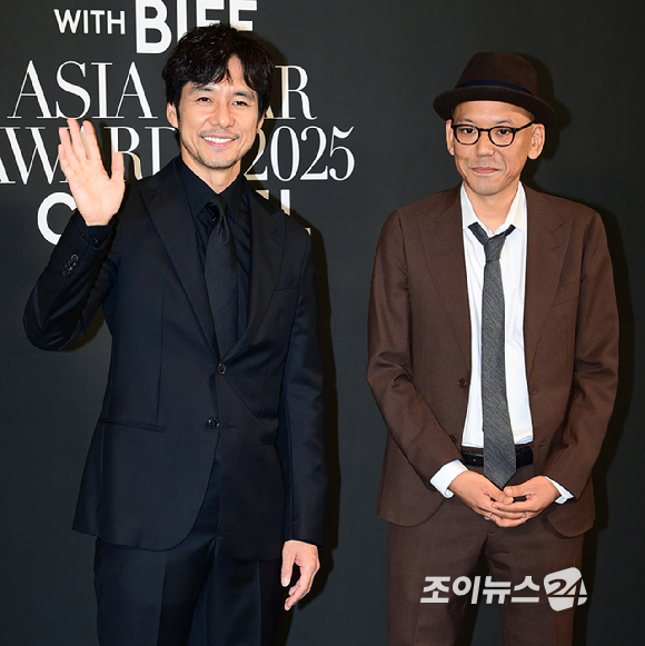 '디어 스트레인저' 배우 니시지마 히테토시가 18일 부산 해운대구 중동 파라다이스호텔에서 열린 '2025 마리끌레르 아시아스타어워즈' 포토콜 행사에 참석하고 있다. [사진=정소희 기자]