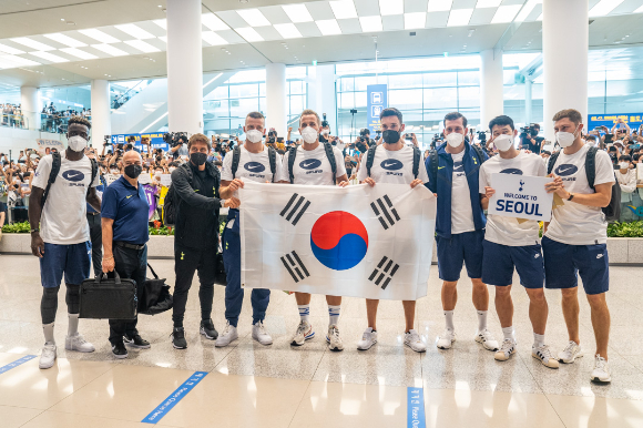 10일 인천국제공항 제2여객터미널을 통해 입국한 토트넘 홋스퍼 선수단을 반기기 위해 손흥민(토트넘)이 직접 현장을 찾았다. 손흥민이 환영 피켓을 들고 토트넘 선수단을 기다리고 있다. [사진=팀트웰브]