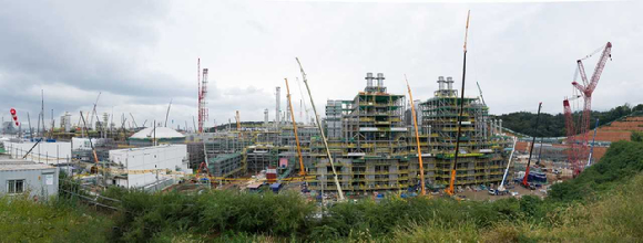 에쓰오일 샤힌 프로젝트 건설 현장. (사진 왼쪽) 원유를 정제해서 석유화학 원료를 생산하는 TC2C, 높이 118미터의 프로필렌 분리타워, 연간 180만톤의 에틸렌을 생산하는 스팀크래커 등이 자리를 잡고 있는 모습이다. [사진=에쓰오일]