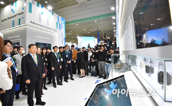 이철규 산자위 위원장, 김원이 산자위 간사, 엄기천 한국배터리산업협회장 등 참석자들이 11일 서울 강남구 코엑스에서 열린 국내 최대 배터리 산업 전시회 '인터배터리 2026' 에서 부스 투어를 하고 있다. [사진=곽영래 기자]