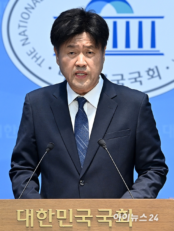 더불어민주당 전략공천 대상에서 제외된 김용 전 민주연구원 부원장이 28일 서울 여의도 국회 소통관에서 기자회견을 하고 있다. [사진=곽영래 기자]