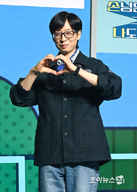 방송인 유재석이 19일 오전 서울 종로구 JW 메리어트 동대문 스퀘어 서울에서 열린 넷플릭스 '유재석 캠프' 제작발표회에서 포즈를 취하고 있다. [사진=곽영래 기자]