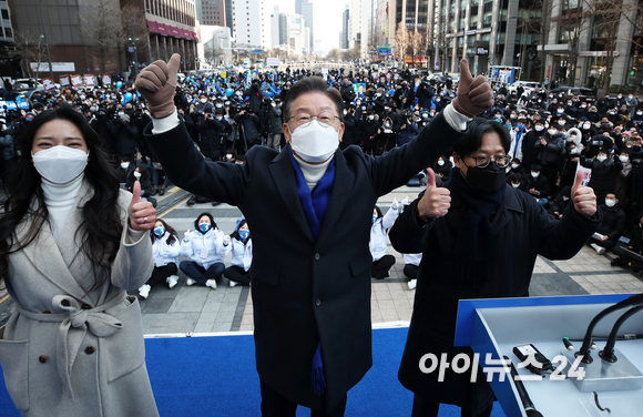 이재명 더불어민주당 대선 후보가 17일 오후 서울 중구 청계광장에서 열린 '다시 광화문에서' 거리유세에서 지지를 호소하고 있다. [사진=국회사진취재단]