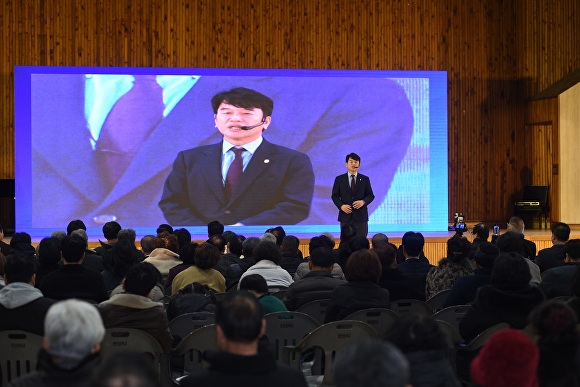 문진석 국회의원이 6일 천안중학교 강당에서 의정보고회를 열고 4년간 주요 성과를 설명하고 있다 [사진=정종윤 기자]