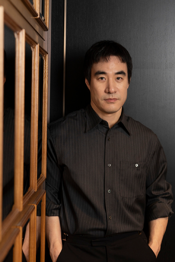 배우 배성우가 영화 '끝장수사' 인터뷰에 앞서 포즈를 취하고 있다. [사진=(주)에이스메이커무비웍스]