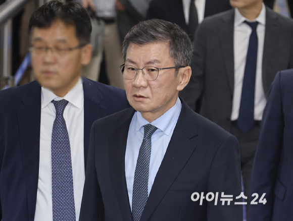 독점규제및공정거래법 위반 혐의를 받는 정몽규 HDC 회장이 4일 서울 서초구 서울중앙지방법원에서 열린 첫 공판에 출석하고 있다. [사진=곽영래 기자]