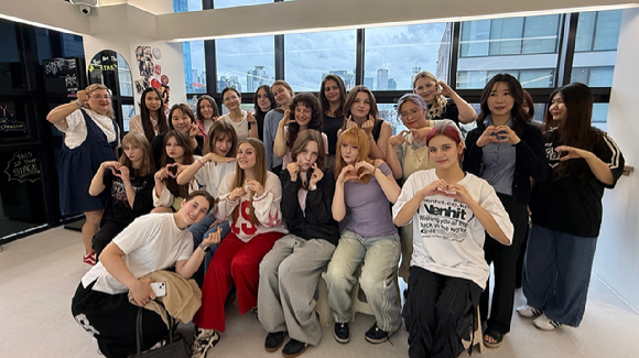 경복대학교 외국인 글로벌 단기연수 프로그램 &lsquo;Summer Study Tour&rsquo;참가자들이 서울 성수에서&lsquo;K-컬처 체험 프로그램&rsquo; 체험 후 단체 사진을 촬영하고 있다. [사진=경복대학교]