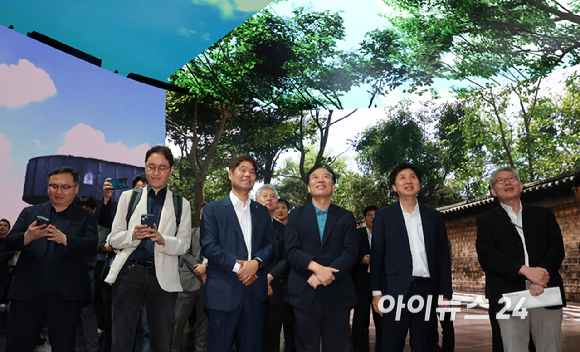 정태호 국정기획위원회 경제1분과장과 허민회 CJ 경영지원대표를 비롯한 위원들이 30일 경기 파주시 탄현면 CJ ENM 스튜디오를 찾아 VP Stage 시연을 하고 있다. [사진=사진공동취재단]