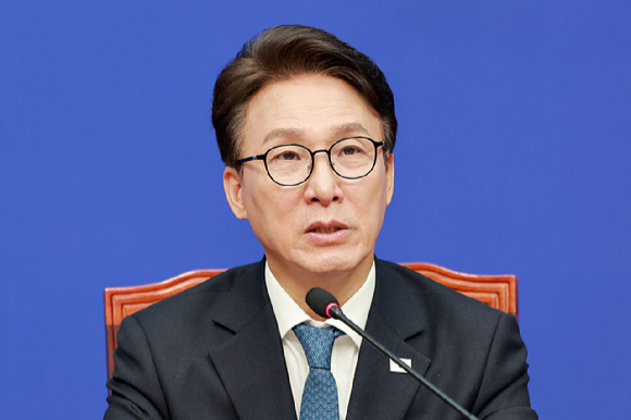 더불어민주당 김민석 대표가 30일 국회에서 열린 최고위원회의에 참석해 발언하고 있다. [사진=연합뉴스]