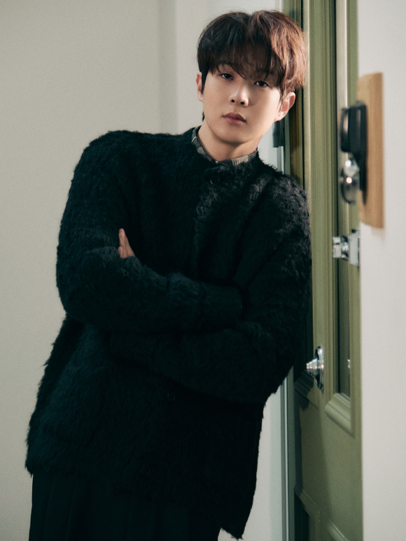 배우 최우식이 최근 서울 모처에서 진행된 넷플릭스 '멜로무비' 인터뷰에서 포즈를 취하고 있다. [사진=넷플릭스]