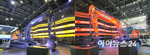 지난 4월 '2025 서울 모빌리티쇼' HD현대 부스에 전시된 HD현대건설기계 굴착기 HX400(왼쪽부터)와 HD현대인프라코어 디벨론 DX240 굴착기. [사진=최란 기자]