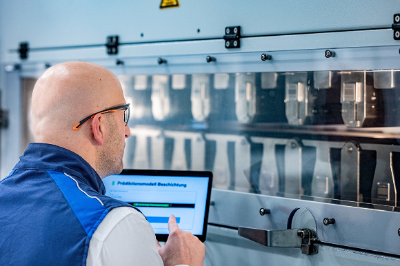 BMW그룹 직원이 배터리 셀 생산 공정을 감독하고 있다. [사진=BMW그]