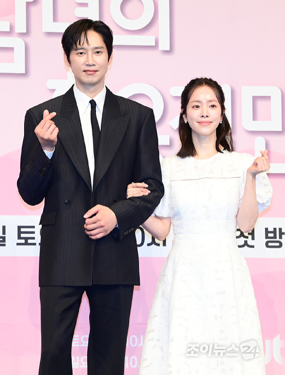 배우 박성훈과 한지민이 26일 오후 서울 신도림 더 링크호텔 서울에서 열린 JTBC 새 토일드라마 '미혼남녀의 효율적 만남' 제작발표회에 참석하고 있다. [사진=정소희 기자]