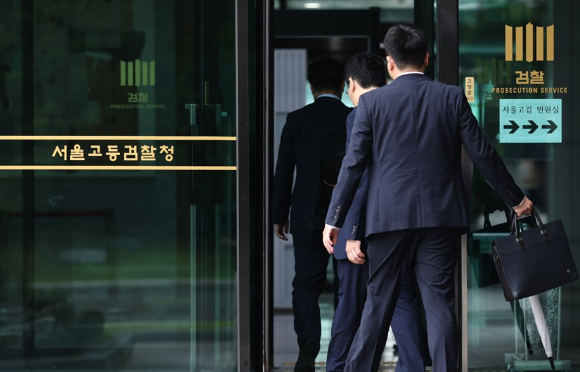 '12·3 비상계엄' 관련 내란·외환 사건을 수사하는 조은석 특별검사가 윤석열 전 대통령을 오는 28일 서초구 서울고검 청사의 특검 사무실에 피의자 신분으로 출석할 것을 요구했다. 이에 윤 전 대통령 측은 이번 출석에는 응하겠다는 입장을 밝혔다. 사진은 26일 서초구 서울고검 청사. 2025.6.26 [사진=연합뉴스]