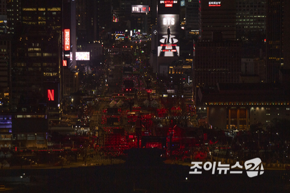 방탄소년단(BTS)이 21일 오후 서울 광화문 광장에서 정규 5집 '아리랑(ARIRANG)' 앨범 발매를 기념해 컴백 무대를 선보이고 있다. [사진=사진공동취재단]