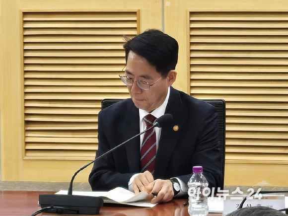 황종우 해양수산부 장관이 17일 국회에서 진행된 '제15차 해운&middot;조선&middot;물류 안정화 포럼'에 참석하고 있다. [사진=최란 기자]