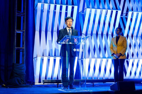 안현 SK하이닉스 개발총괄 사장(CDO)이 미국 뉴욕 2026 IEEE 어워즈 기념식에서 기업혁신상 수상 소감을 말하고 있다. [사진=SK하이닉스]