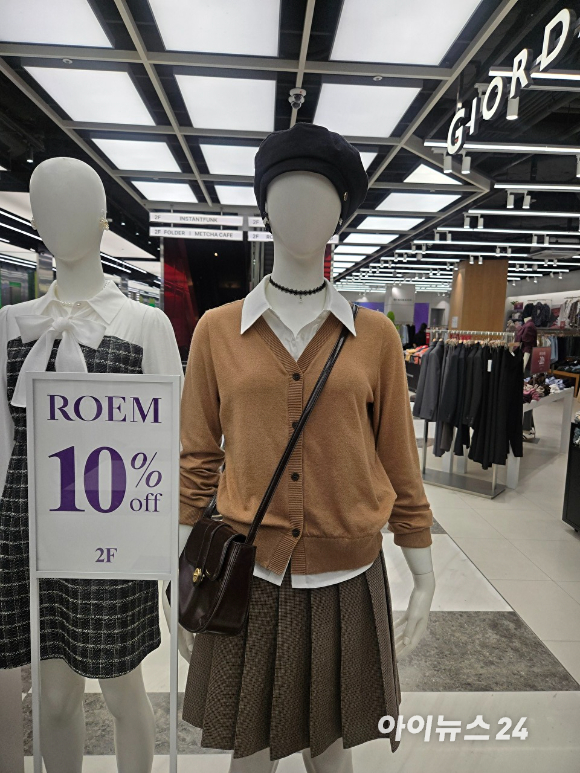 로엠 명동 매장 초입 마케팅에 걸린 모카무스 컬러의 의류. [사진=박은경 기자]