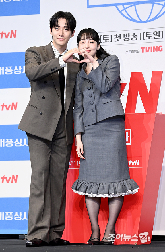 배우 이준호, 김민하가 1일 오후 서울 구로구 더링크서울 트리뷰트 포트폴리오 호텔에서 열린 tvN 새 토일 '태풍상사' 제작발표회에서 포토타임을 갖고 있다. [사진=곽영래 기자]