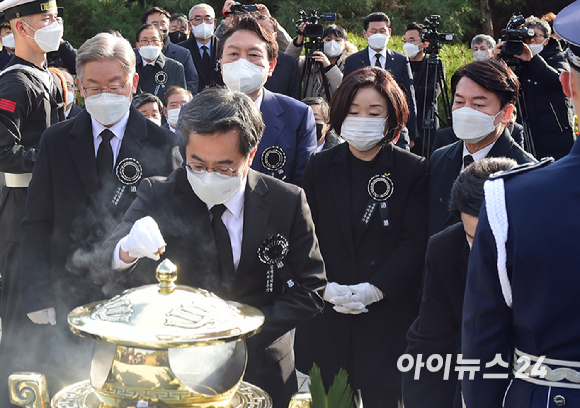 더불어민주당 이재명(왼쪽부터), 새로운물결(가칭) 김동연, 국민의힘 윤석열, 정의당 심상정, 국민의당 안철수 대선 후보가 22일 서울 동작구 국립서울현충원 내 김영삼 전 대통령 묘역에서 열린 6주기 추모식에서 분향을 한 뒤 고인을 추모하고 있다. [사진=국회사진취재단]