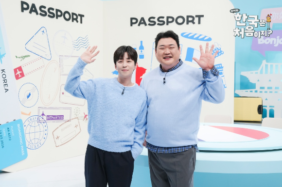 '어서와 한국은 처음이지?' MC 김준현, 딘딘이 제작발표회에 앞서 사진 촬영을 하고 있다. [사진=MBC에브리원]