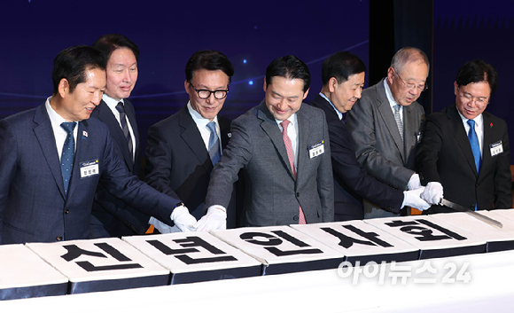 김민석(오른쪽 세 번째) 국무총리와 최태원(왼쪽 두 번째) 대한상공회의소 회장, 정청래(왼쪽) 더불어민주당 대표, 장동혁 국민의힘 대표가 2일 오후 서울 중구 대한상공회의소에서 열린 2026 경제계 신년인사회에서 떡케이크를 자르고 있다. [사진=사진공동취재단]