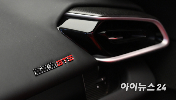 5일 오전 서울 서초구 페라리 반포 전시장에서 페라리 '296 GTS' 국내 최초 공개 기념 미디어 포토세션이 진행되고 있다. [사진=김성진 기자]