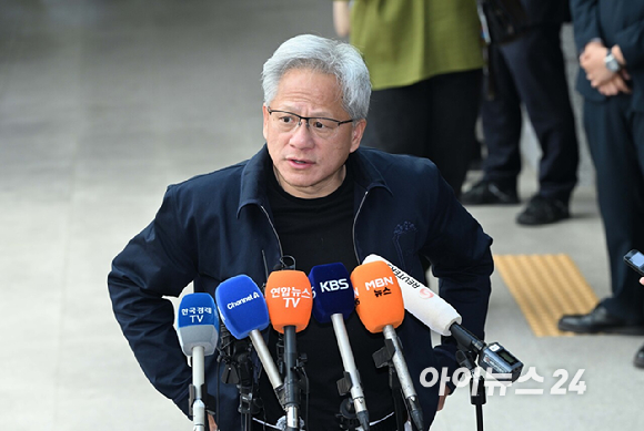 젠슨 황 엔비디아 최고경영자(CEO)가 5일 오후 전세기를 통해 서울김포비즈니스항공센터로 입국해 취재진의 질문을 듣고 있다. [사진=정소희 기자]