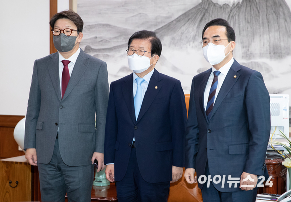 박병석 국회의장(가운데)과 박홍근 더불어민주당 원내대표(오른쪽), 권성동 국민의힘 원내대표가 26일 오전 서울 여의도 국회에서 국회의장 주재로 열린 원내대표 회동에서 기념촬영을 하고 있다. [사진=김성진 기자]