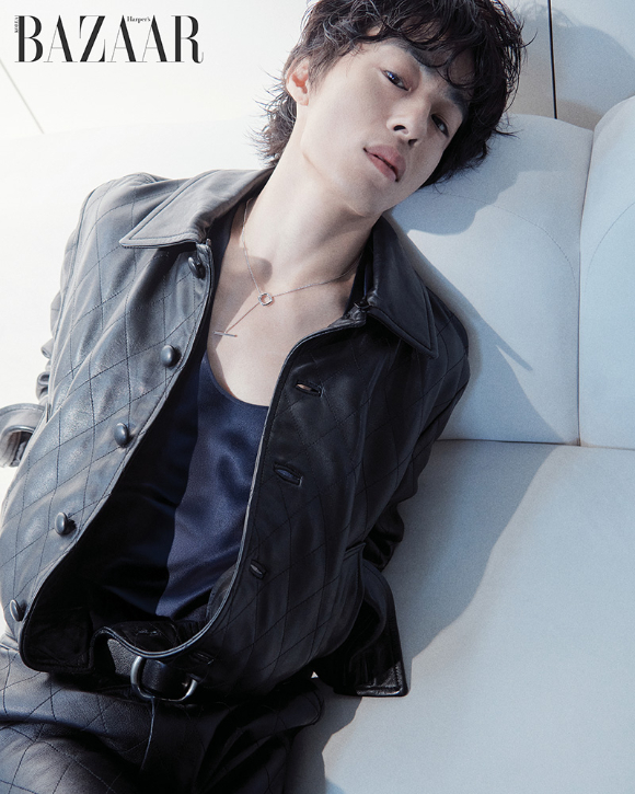 배우 구교환과 문가영이 화보 촬영에서 포즈를 취하고 있다. [사진=하퍼스 바자]