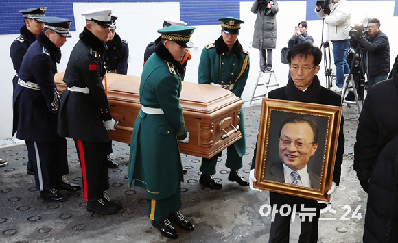 베트남 출장 중 별세한 고(故) 이해찬 전 총리의 운구 차량이 27일 서울 종로구 서울대병원 장례식장에 도착해 운구되고 있다. [사진=곽영래 기자]