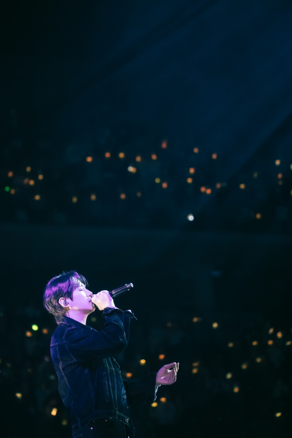 가수 겸 배우 이준호가 'Typhoon Family Drama Fan Meeting with LEE JUNHO('태풍상사' 드라마 팬미팅 위드 이준호)'에서 팬들을 만나고 있다. [사진=O3 Collective]