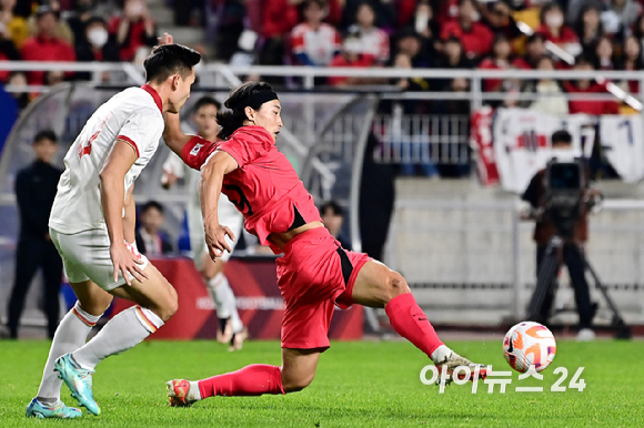 클린스만 감독이 이끄는 한국 축구대표팀은 17일 수원월드컵경기장에서 열린 베트남과 평가전에서 6-0 대승을 거뒀다.전반 한국 조규성이 드리블을 하고 있다. [사진=곽영래 기자]