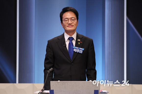 더불어민주당 전현희, 정원오, 박주민 서울시장 예비후보가 3일 서울 여의도 KBS 스튜디오에서 열린 더불어민주당 서울시장 본경선 후보자 2차 합동토론회에서 토론을 준비하고 있다. [사진=국회사진기자단]