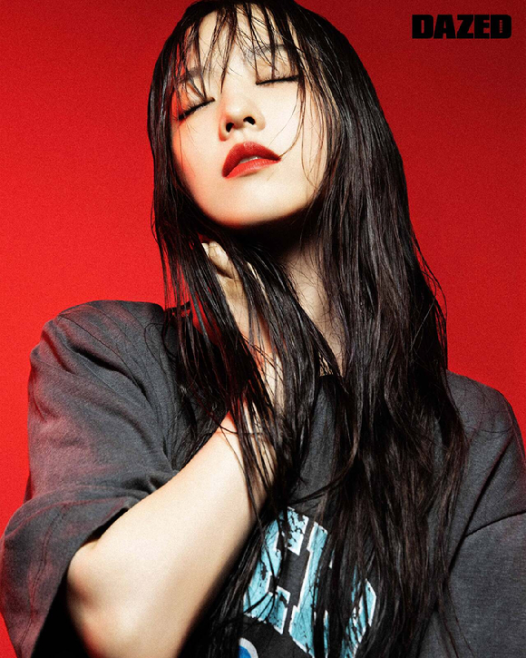 배우 박보영이 화보 촬영에서 포즈를 취하고 있다. [사진=데이즈드]