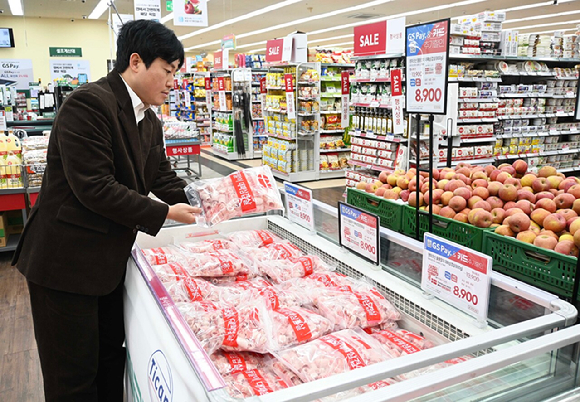 GS더프레시 MD가 덴마크산 냉동 돈육 상품을 살펴보고 있다. [사진=GS리테일]