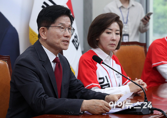 김문수 국민의힘 대선 후보가 15일 국회에서 긴급 기자회견을 열고 발언하고 있다. [사진=곽영래 기자]