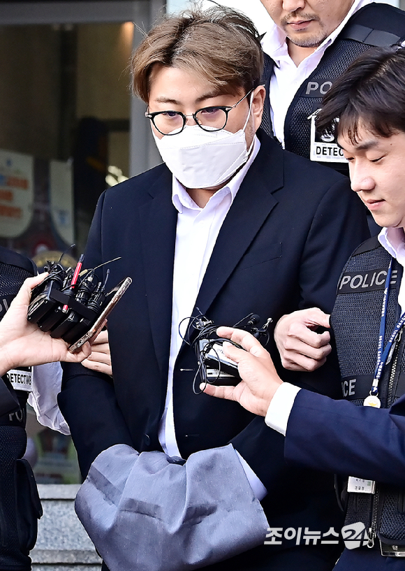 특정범죄가중처벌법(특가법)상 위험운전치상·도주치상, 도로교통법상 음주운전·사고후 미조치, 범인도피교사 등 혐의를 받고있는 가수 김호중이 31일 오전 서울 강남경찰서에서 구치소로 이감되고 있다. [사진=곽영래 기자]