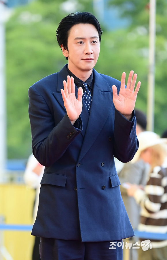 배우 이광수가&nbsp;31일 오후&nbsp;인천시 영종구 운서동 파라다이스시티에서 열린&nbsp;제5회 청룡시리즈어워즈&nbsp;레드카펫 행사에 참석하고 있다. [사진=정소희 기자]