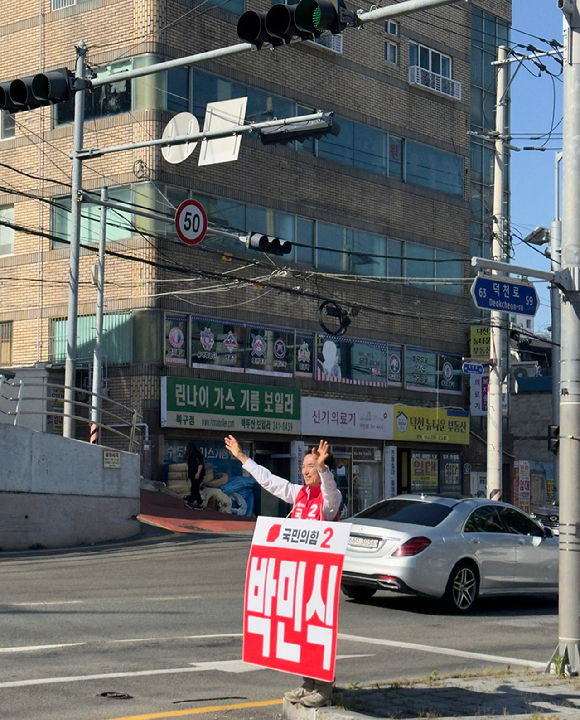 18일 부산 북구 구포시장에서 시민들이 정기 장날을 맞아 물건을 둘러보고 있다. [사진=유범열 기자]
