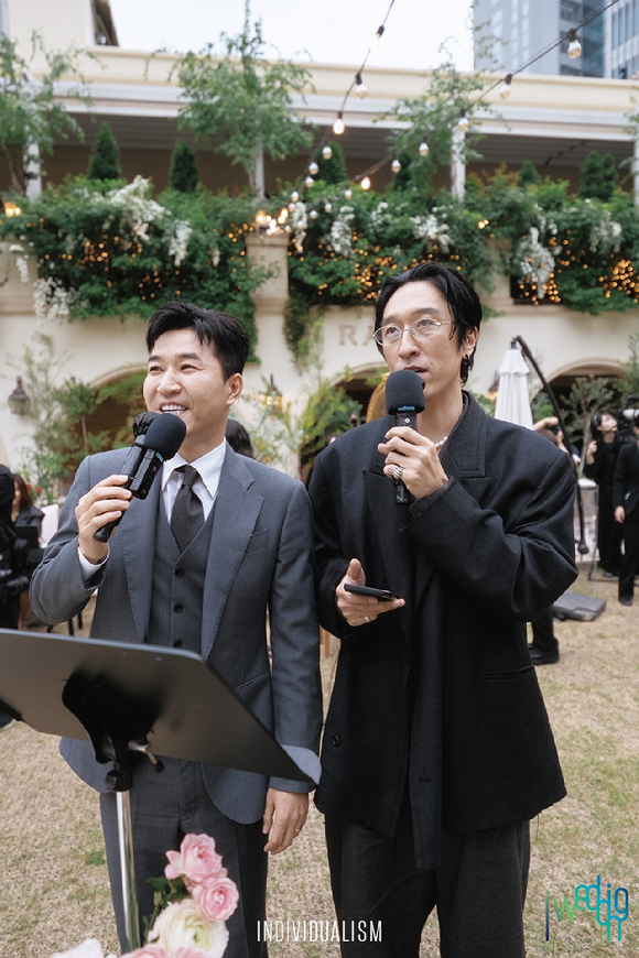 신지와 문원 커플이 2일 서울 강남 라움아트센터(더라움)에서 결혼식을 올리고 있다. [사진=아이패밀리에스씨(아이웨딩) ]