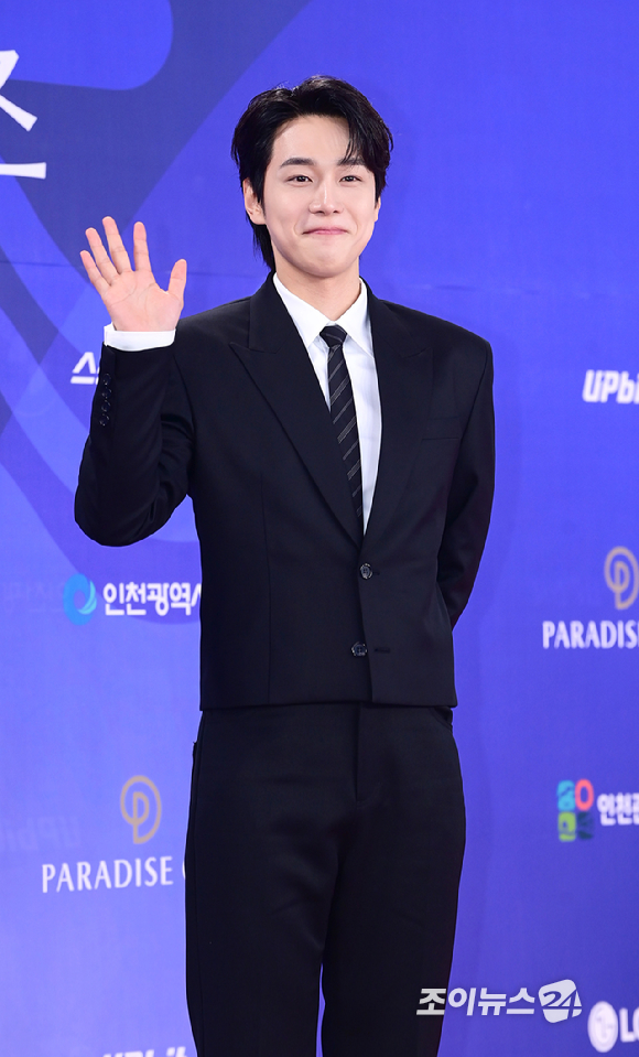 배우 강유석이 18일 오후 인천광역시 파라다이스 시티에서 열린 제4회 청룡시리즈어워즈 레드카펫 행사에 참석하고 있다. [사진=정소희 기자]