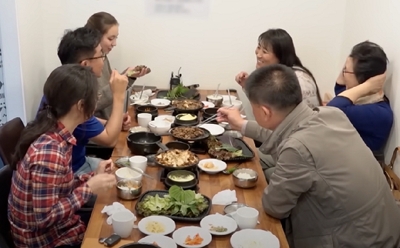 한태순 씨가 재회한 딸을 끌어안고 있다. [사진=MBC '실화탐사대']