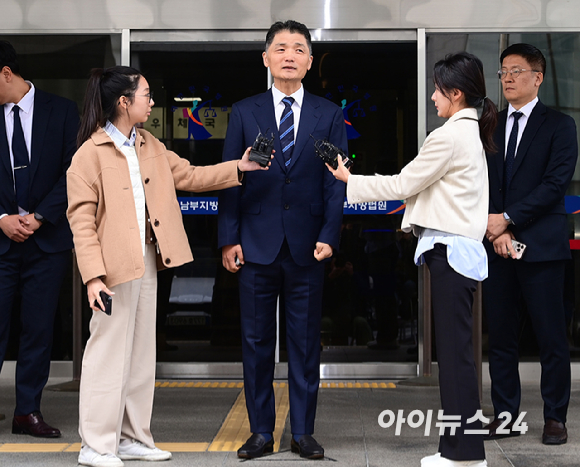 SM엔터테인먼트 시세 조종 혐의를 받고 있는 김범수 카카오 창업주 겸 경영쇄신위원장이 21일 오전 열린 1심 선고공판에서 무죄를 받고 법원을 나서고 있다. [사진=정소희 기자]
