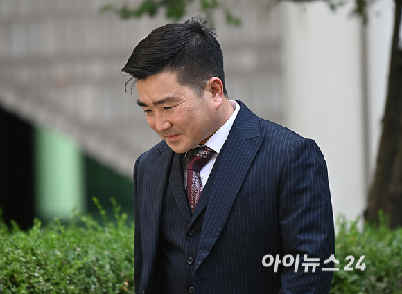 12&middot;3 비상계엄 직후 병력을 이끌고 국회로 출동한 혐의로 재판에 넘겨진 김현태 전 707특임단장이 27일 오후 서울중앙지방법원에서 열린 1심 선고 공판에 출석하고 있다. [사진=곽영래 기자]