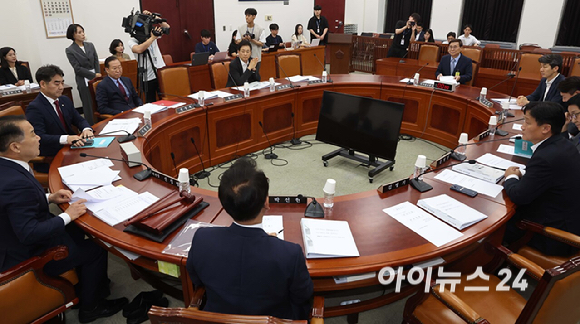 26일 서울 여의도 국회에서 정보위원회 전체회의가 열리고 있다. [사진=국회사진기자단]
