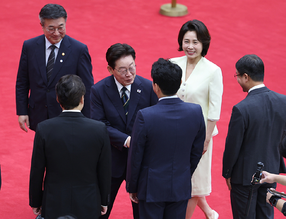 북대서양조약기구(NATO&middot;나토) 정상회의 참석과 몽골 국빈 방문을 위해 출국하는 이재명 대통령이 7일 성남 서울공항에서 환송나온 강훈식 비서실장과 인사하고 있다. 2026.7.7 [사진=연합뉴스]